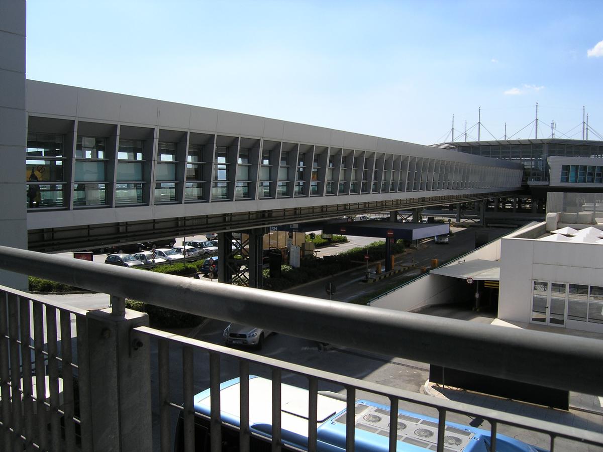 Pont d'accès à la gare de l'aéroport d'Athènes 