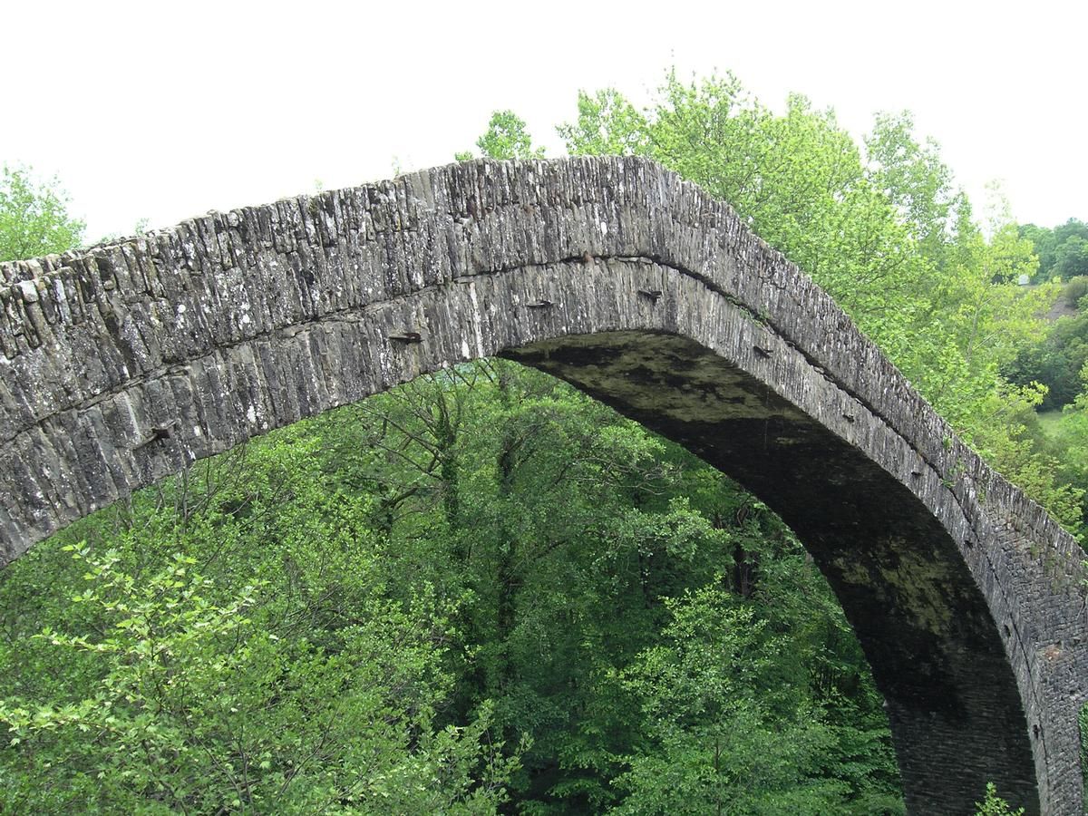 Tsipiani-Brücke über den Fluss Varda, Epirus, Ioannina, Greveniti 