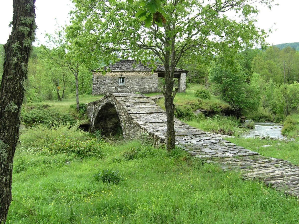 Agio Mina Brücke über den Aoos bei Dilofo, Ioannina, Epirus 