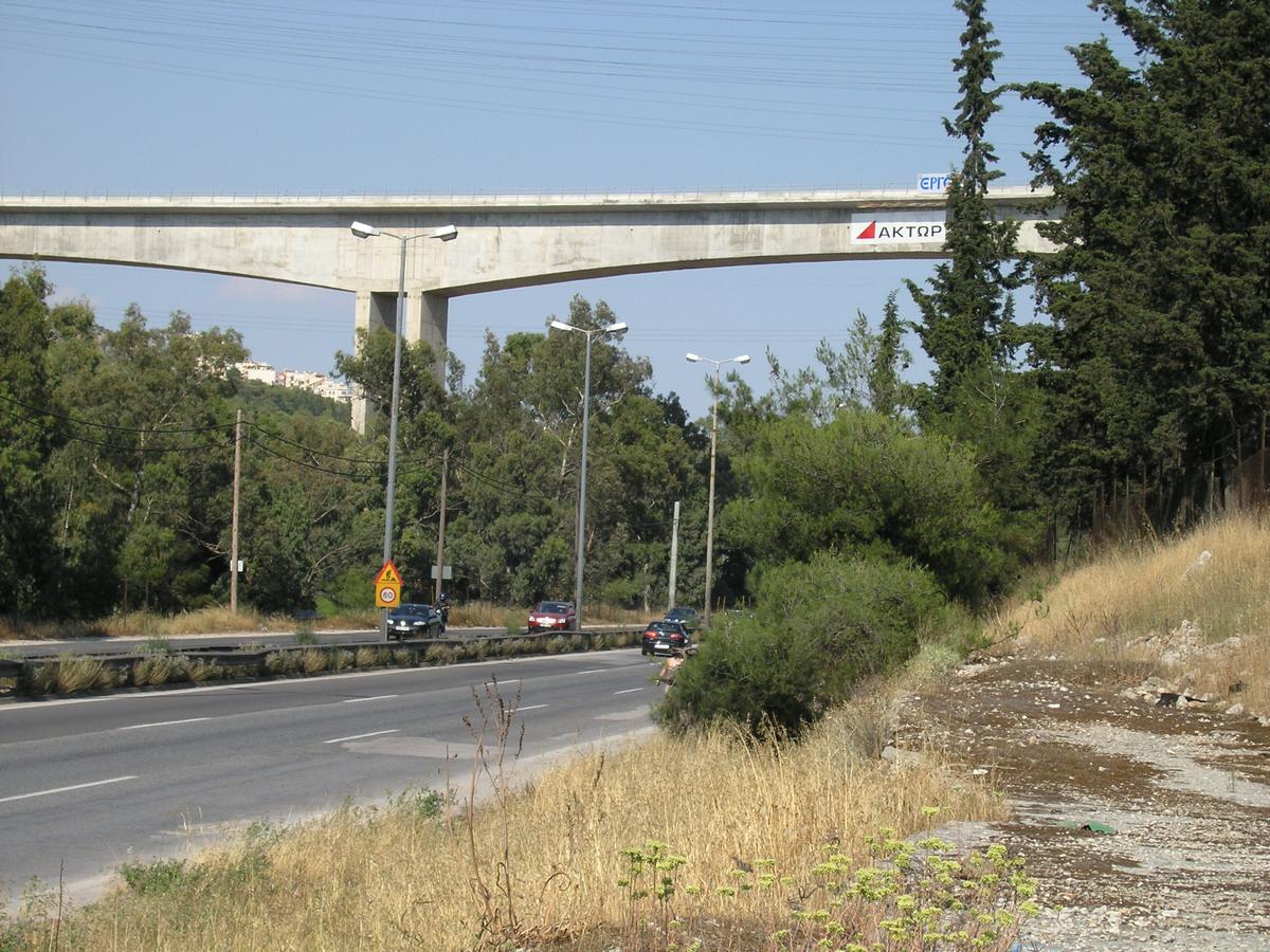 Eisenbahnbrücke über den Leoforos Athinon, Athen-Chaidari, Griechenland 
