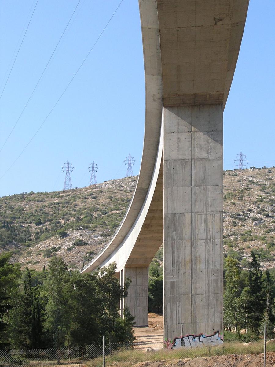 Eisenbahnbrücke über den Leoforos Athinon, Athen-Chaidari, Griechenland 