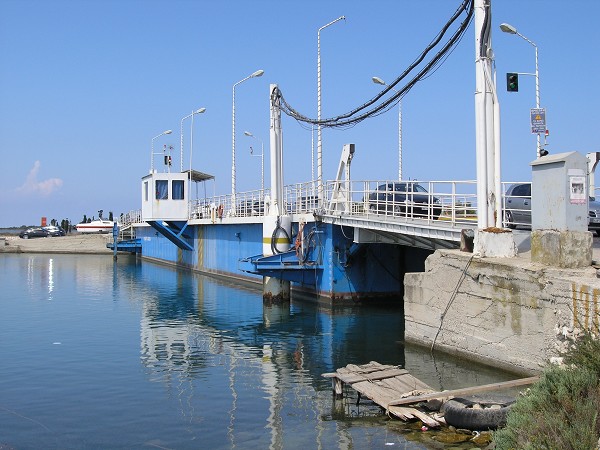 Pont flottant donnant accès à l'île de Leucada 