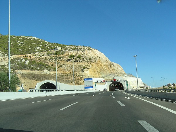Geraneia-Tunnel (Athen-Korinth; links)Thiseas-Tunnel (Korinth-Athen; rechts) Geraneia-Tunnel (Athen-Korinth; links) Thiseas-Tunnel (Korinth-Athen; rechts)