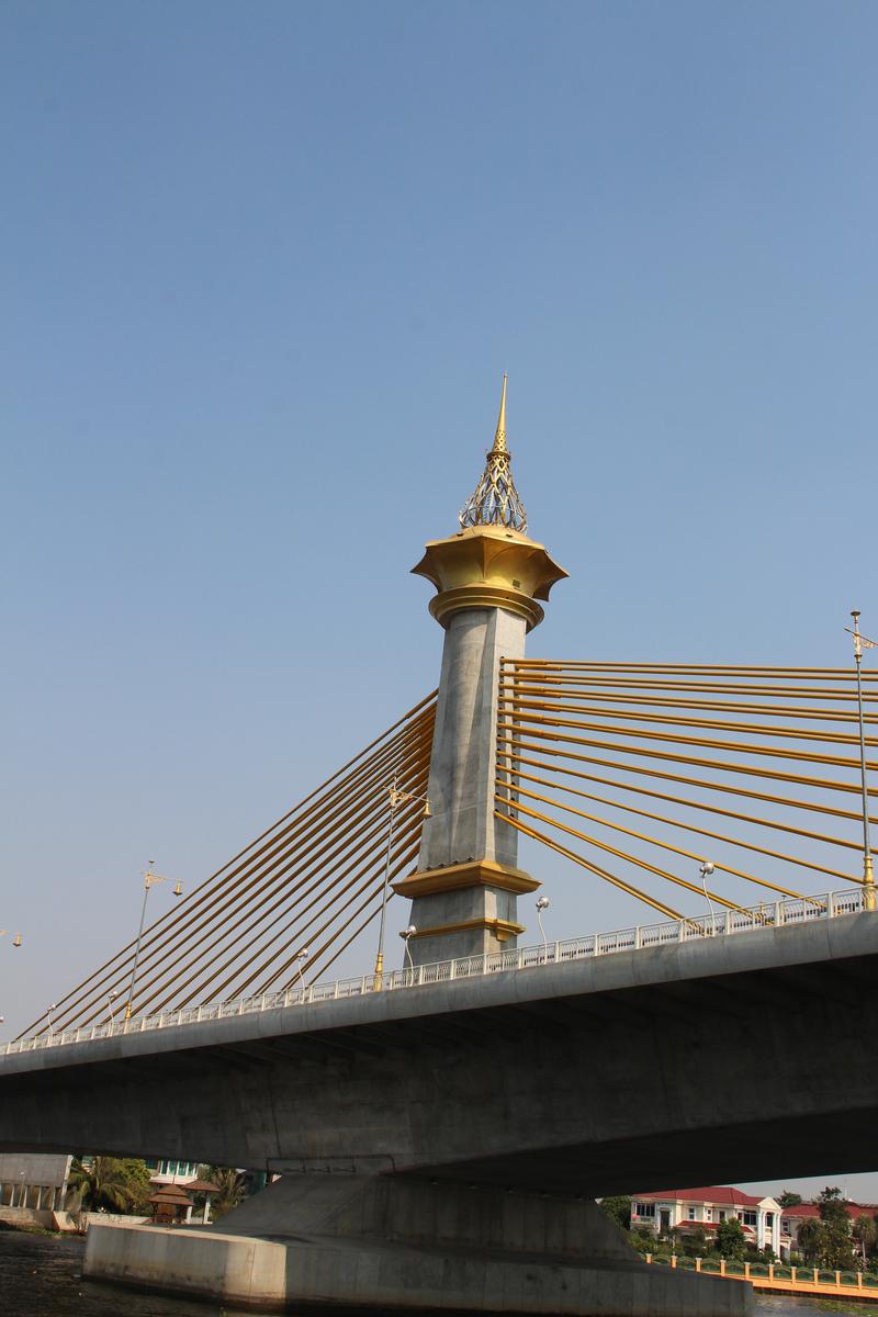 Maha Chesadabodindranusorn Bridge 