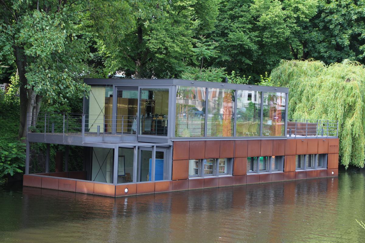 Houseboat on Eilbek Canal (Berth 1.3) 