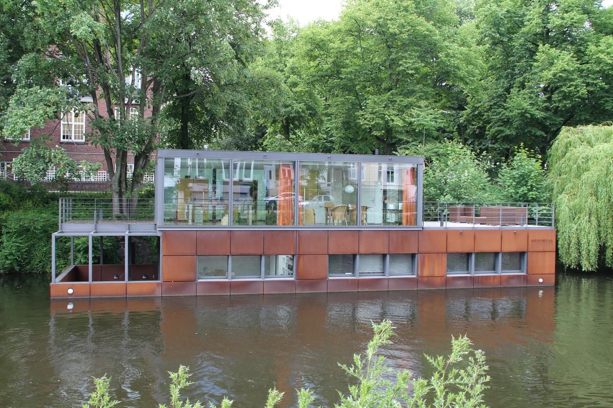 Houseboat on Eilbek Canal (Berth 1.3) 