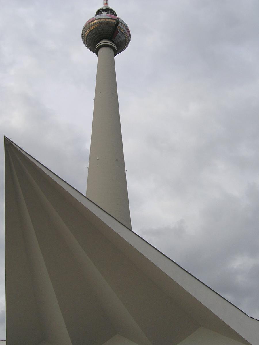 Berliner Fernsehturm am Alexanderplatz 