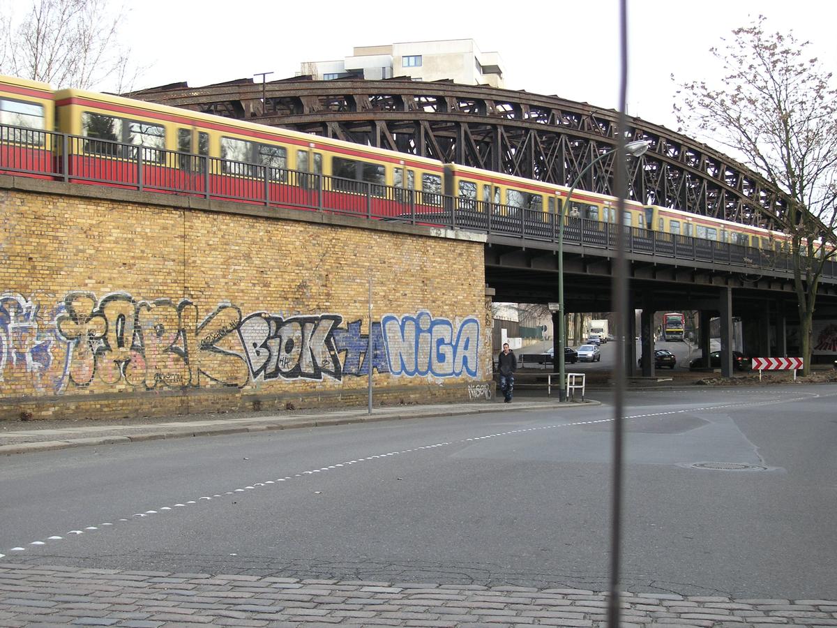 S-Bahn Brücke Ecke Liesenstr./Gartenstr./Ackerstr./Scheringstr.(Berlin-Mitte) 