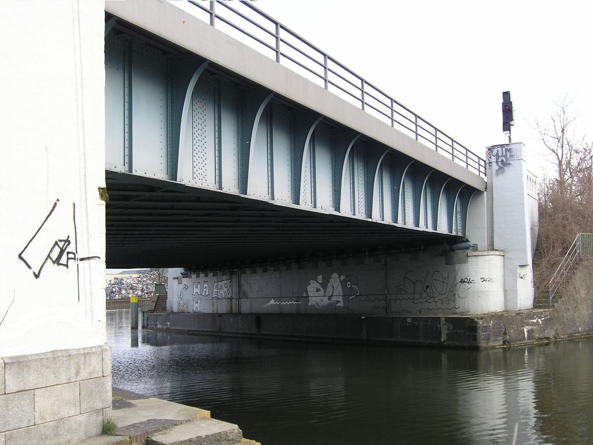 Pont ferroviaire sur le canal de Neukölln 