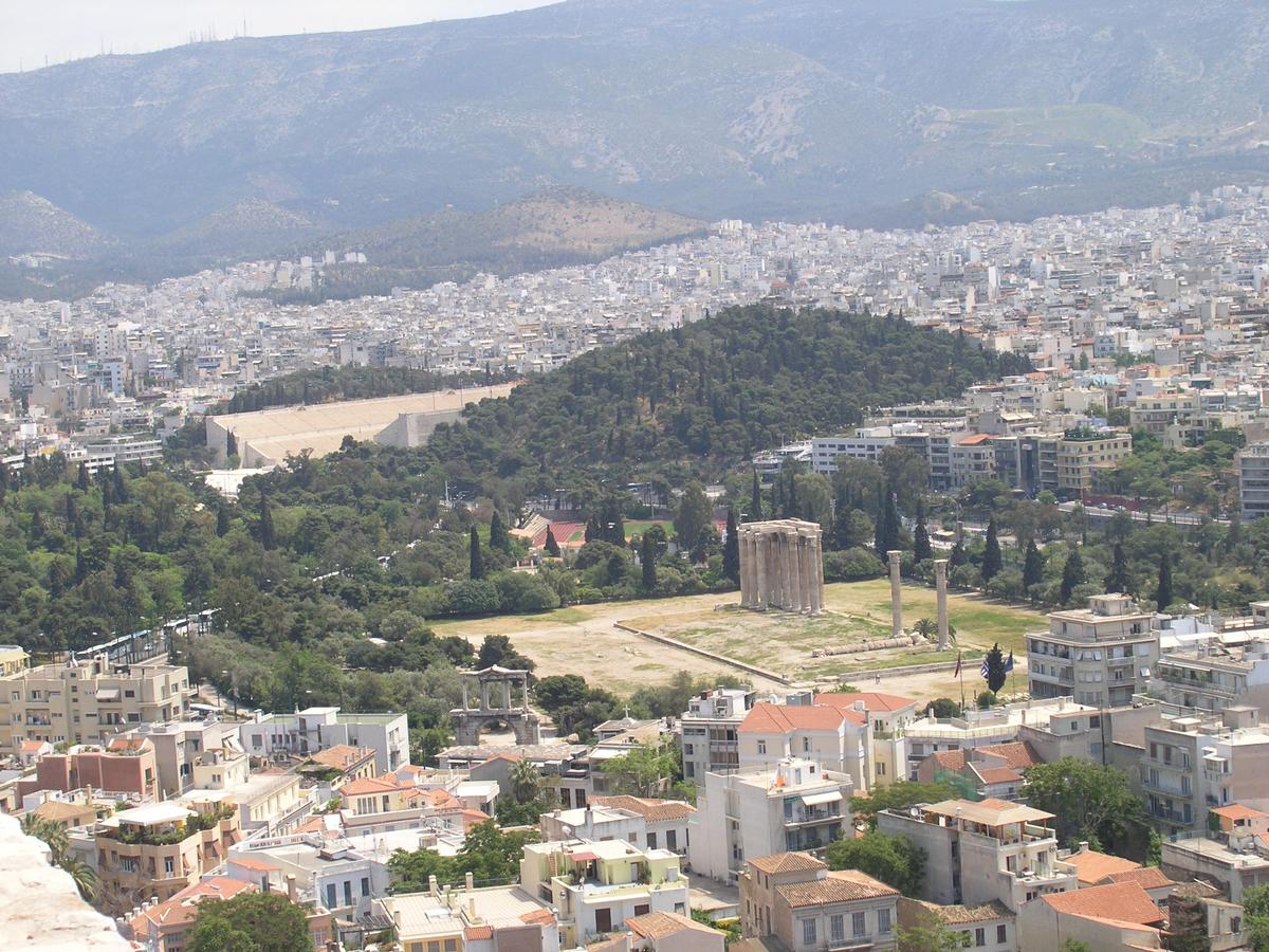 Tempel des olympischen Zeus, Athen (Kallimármaro Stadion im Hintergrund) 