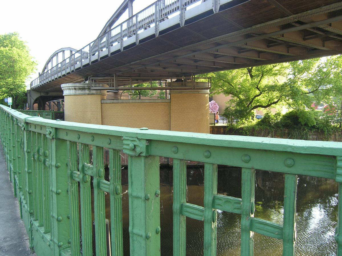 Köthener Brücke über den Landwehrkanal und U-Bahnbrücke 