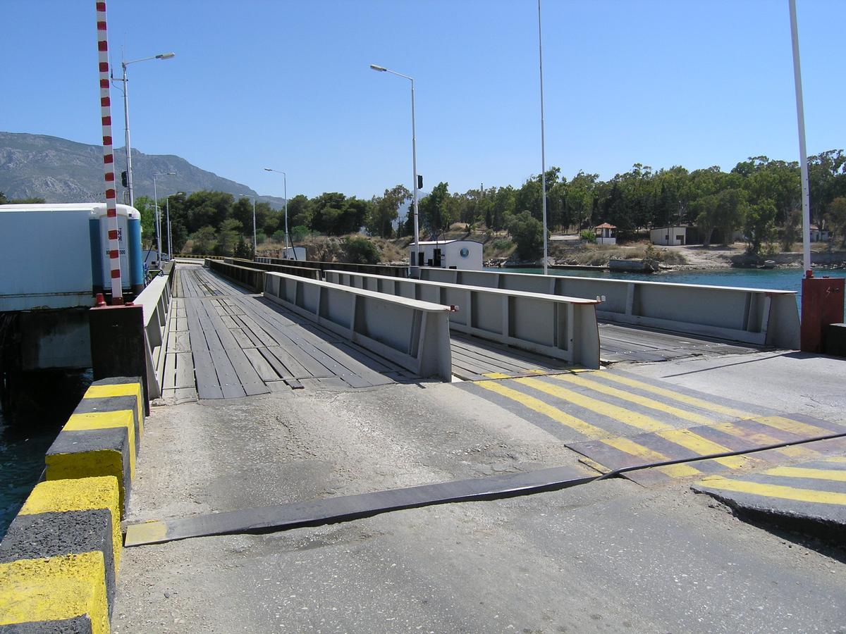 Pont submersible d'Achia Diolkos 