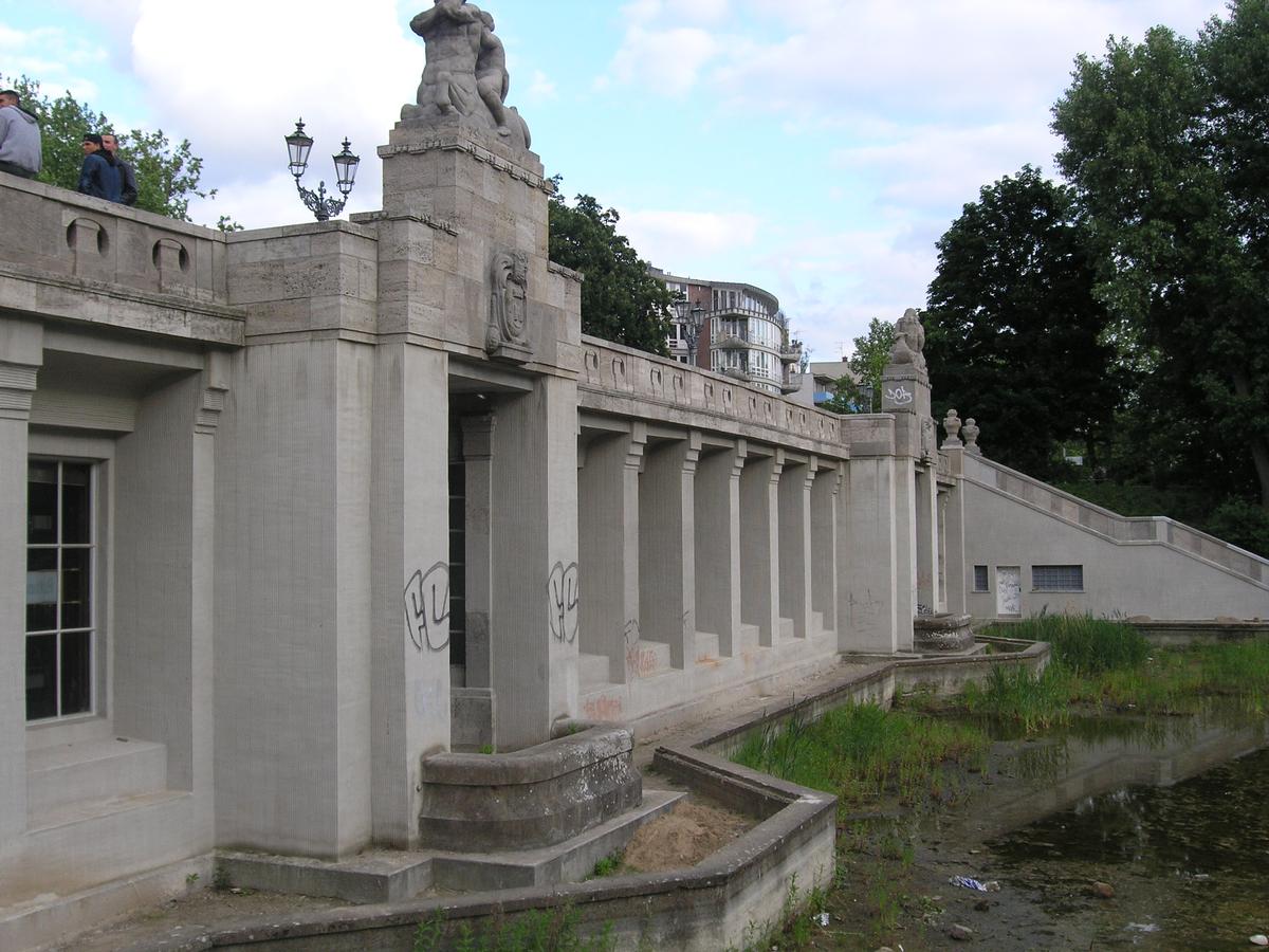 Pont Carl-Zuckmayer est en effet le toît de la station de métro «Rathaus Schöneberg» à Berlin 