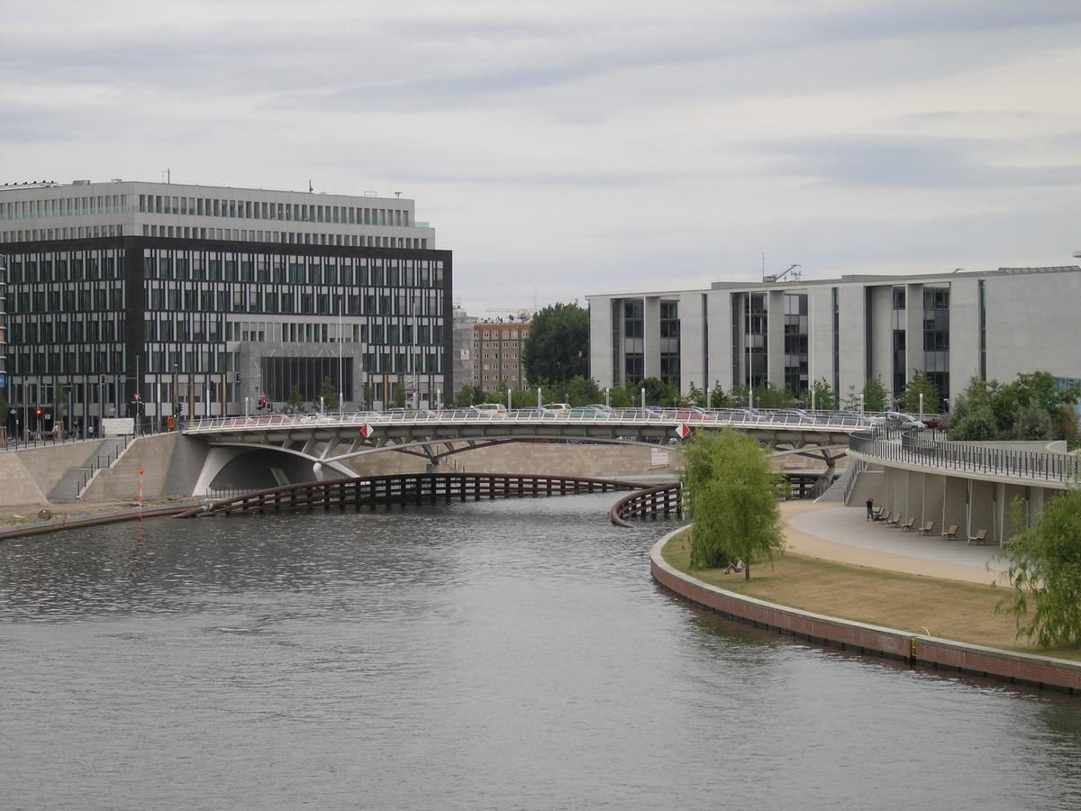 Bundespressekonferenz à Berlin avec le pont Kronprinzenbrücke en avant-plan 
