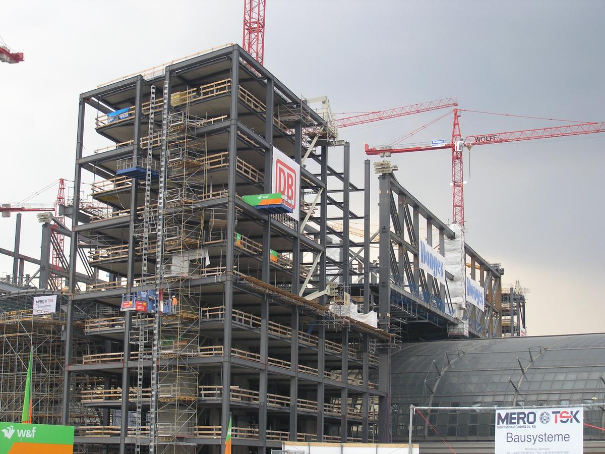 Berlin Hauptbahnhof (Lehrter Bahnhof, nach Absenkung beider Bügelbauten) 