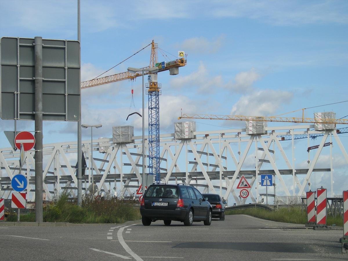 Pont-parking de la Neue Messe de Stuttgart qui franchit l'autoroute A8 