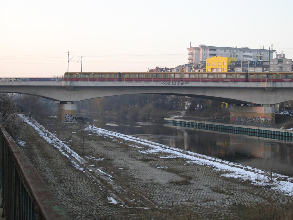 Pont ferroviaire sur le canal de Spandau à Berlin-Wedding 