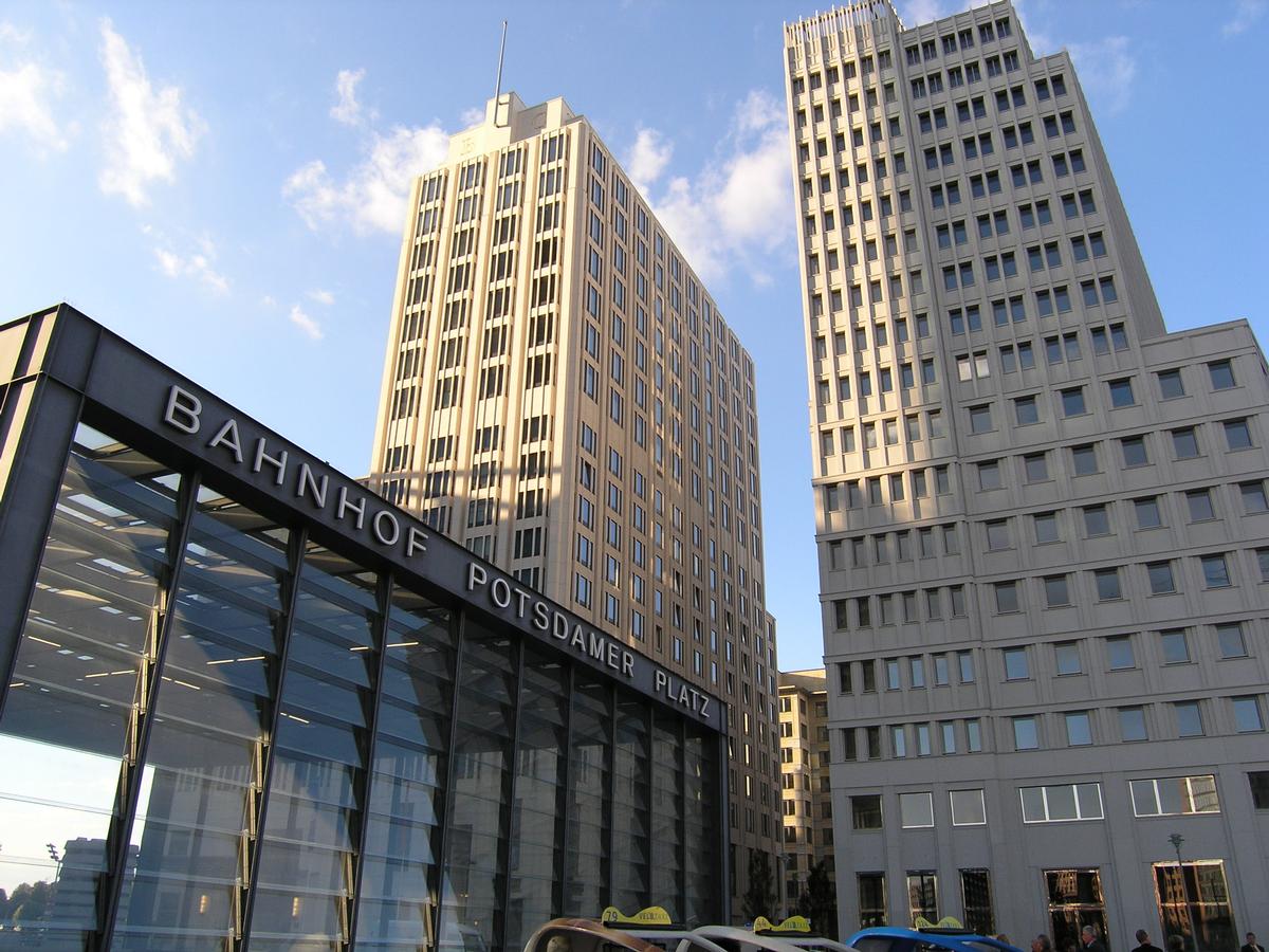 Beisheim Center, Potsdamer Platz, BerlinRitz-Carlton / Tower Apartments links Beisheim Center, Potsdamer Platz, Berlin Ritz-Carlton / Tower Apartments links
