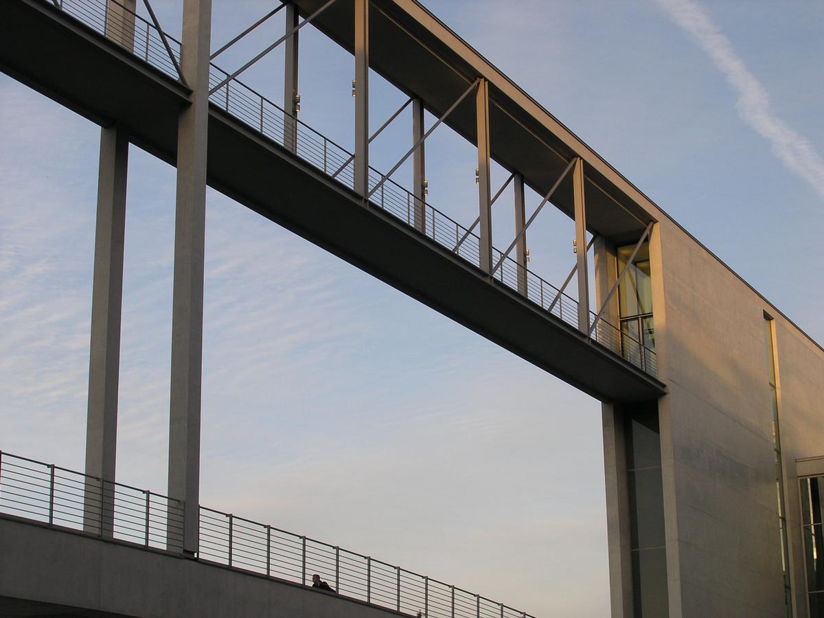 Mediendatei Nr. 31211 zweistöckige Fussgängerbrücke zwischen den Bundestagsbauten (Paul Löbe und Marie Elisabeth Lüders Haus) oben Abgeordnetenbrücke, unten öffentl. Fußverkehr
