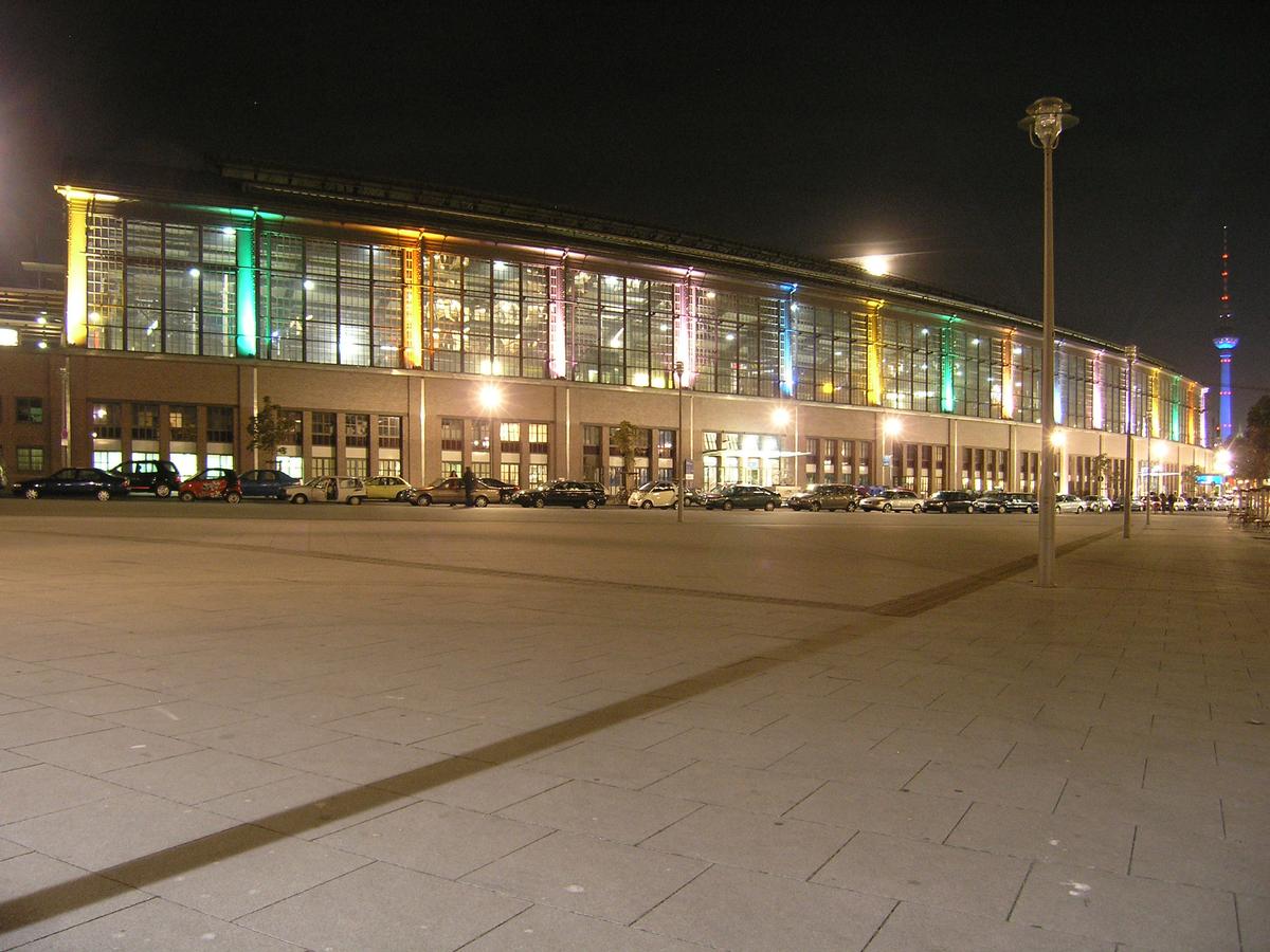 Bahnhof Friedrichstraße und Fernsehturm am Alexanderplatz, Berlin (während des Festival of Lights) 