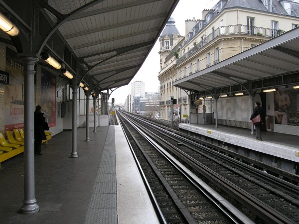 Metro-Linie 6 in Paris - Bahnhof Bir-Hakeim 