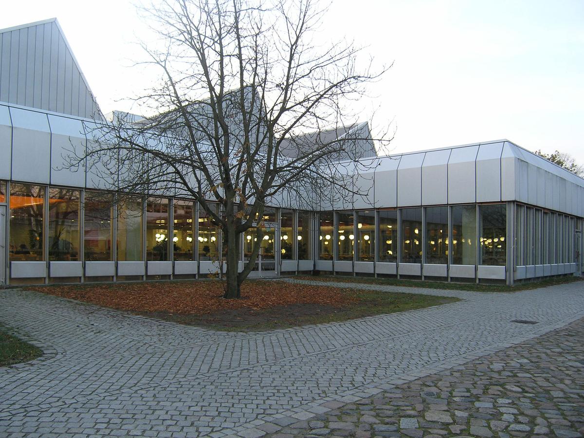 Geisteswissenschaftliche Institute der FU Berlin (»Silberlaube«) 