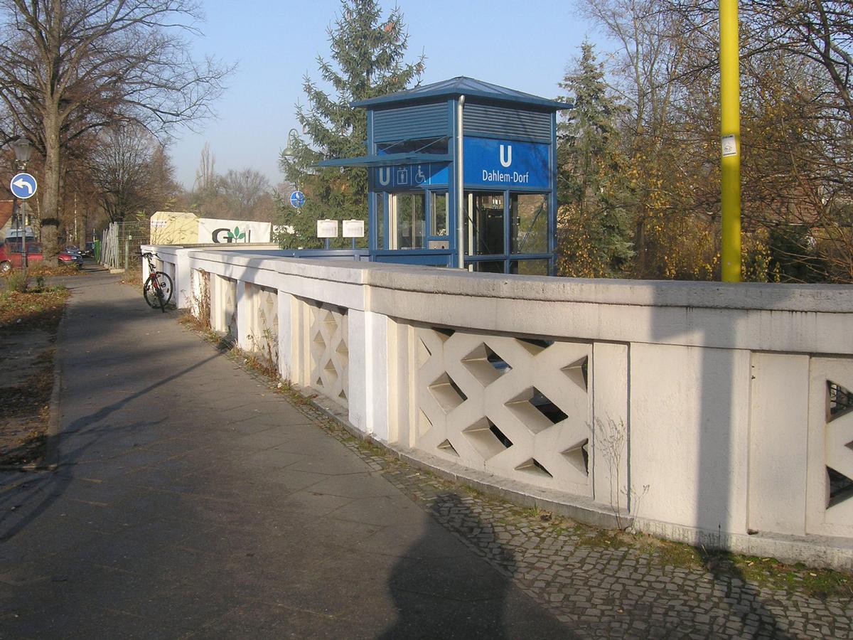 Strassenbrücke über U3 (Fabeckstraße) Dahlem-Dorf, Berlin 