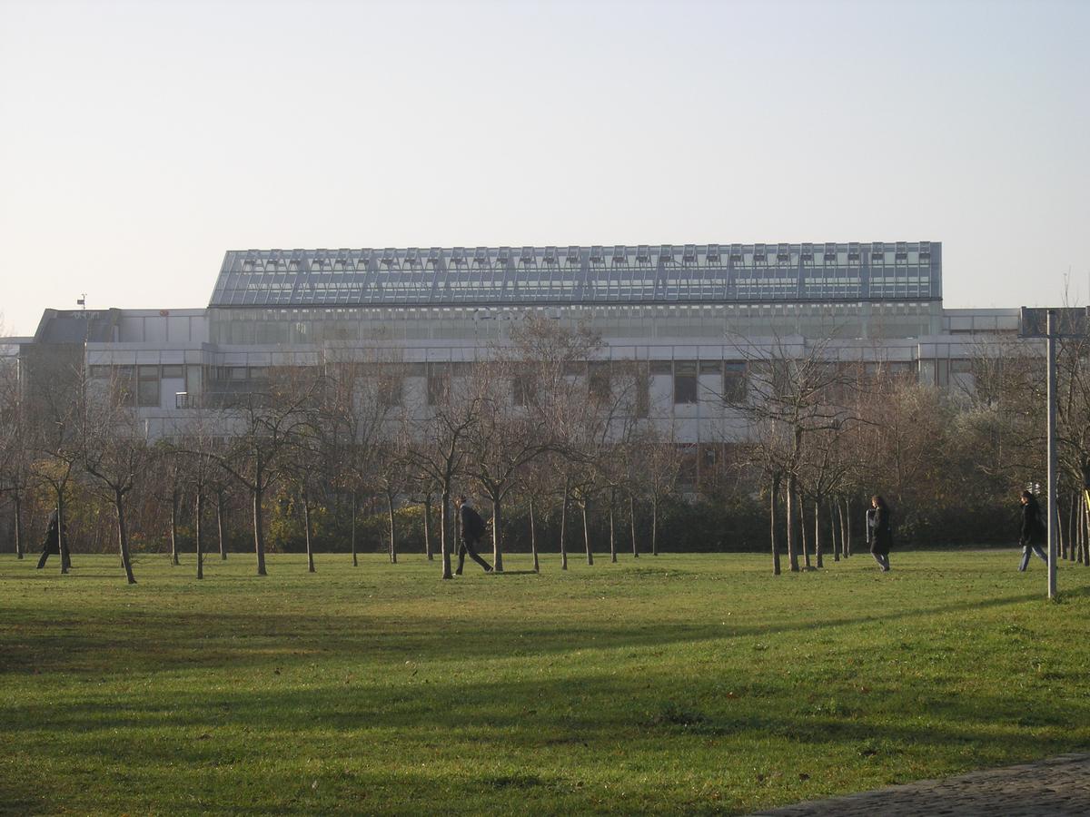 Geisteswissenschaftliche Institute der FU Berlin (»Silberlaube«) 
