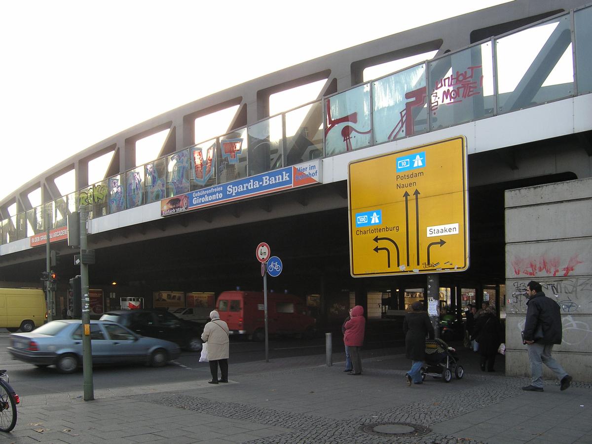 Bahnhof Berlin-Spandau, Bahnbrücke 