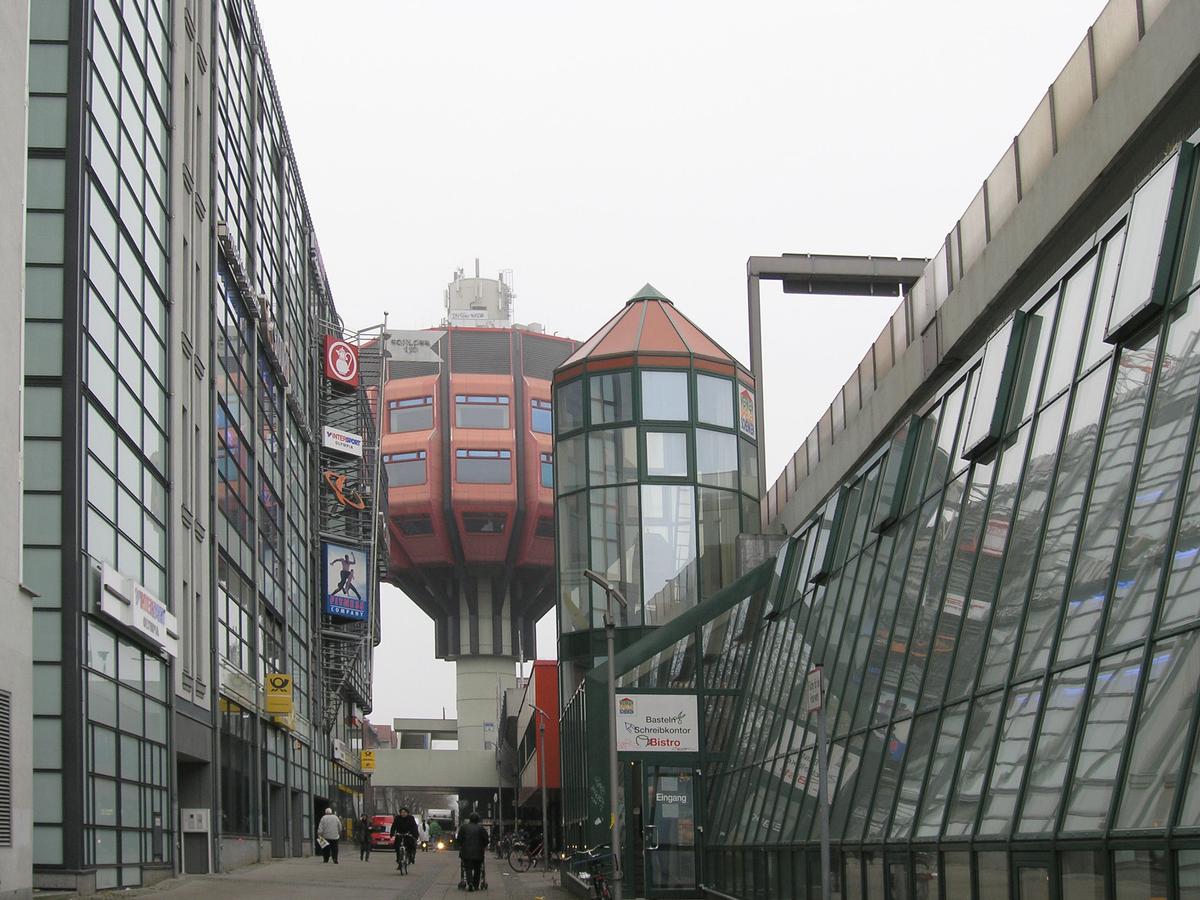 Einkaufszentrum «Schloss 110» (links), Bierpinsel (mitte), Joachim-Tiburtius-Brücke (rechts), Berlin-Steglitz 