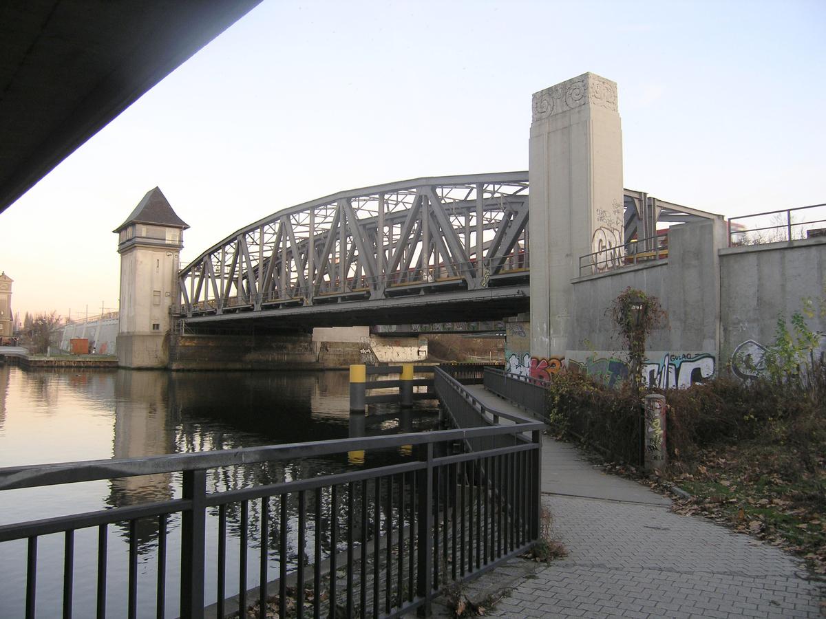 S-Bahnbrücke (Ringbahnbrücke Oberspree) neben der Elsenbrücke, Berlin 
