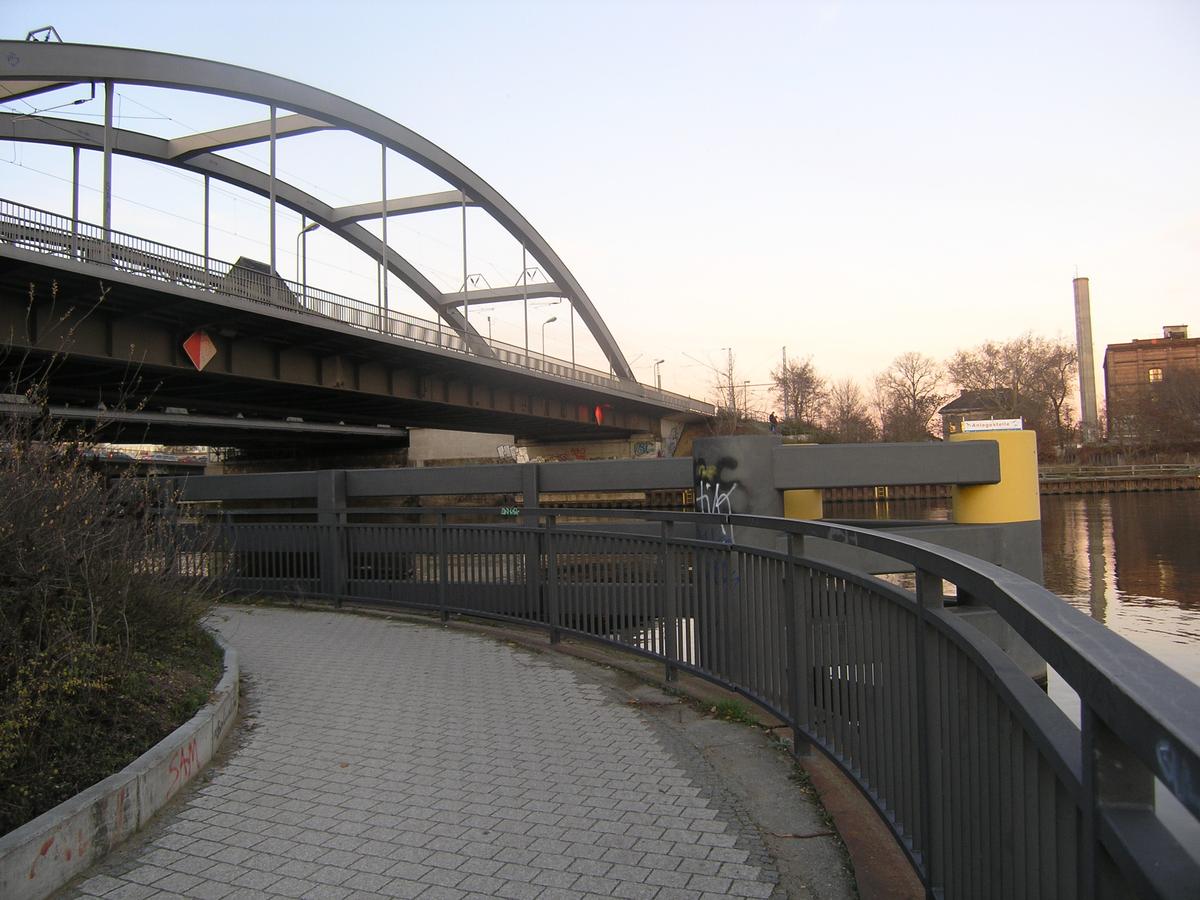 Fernbahn- und Parkwegbrücke neben der Elsenbrücke, Berlin 