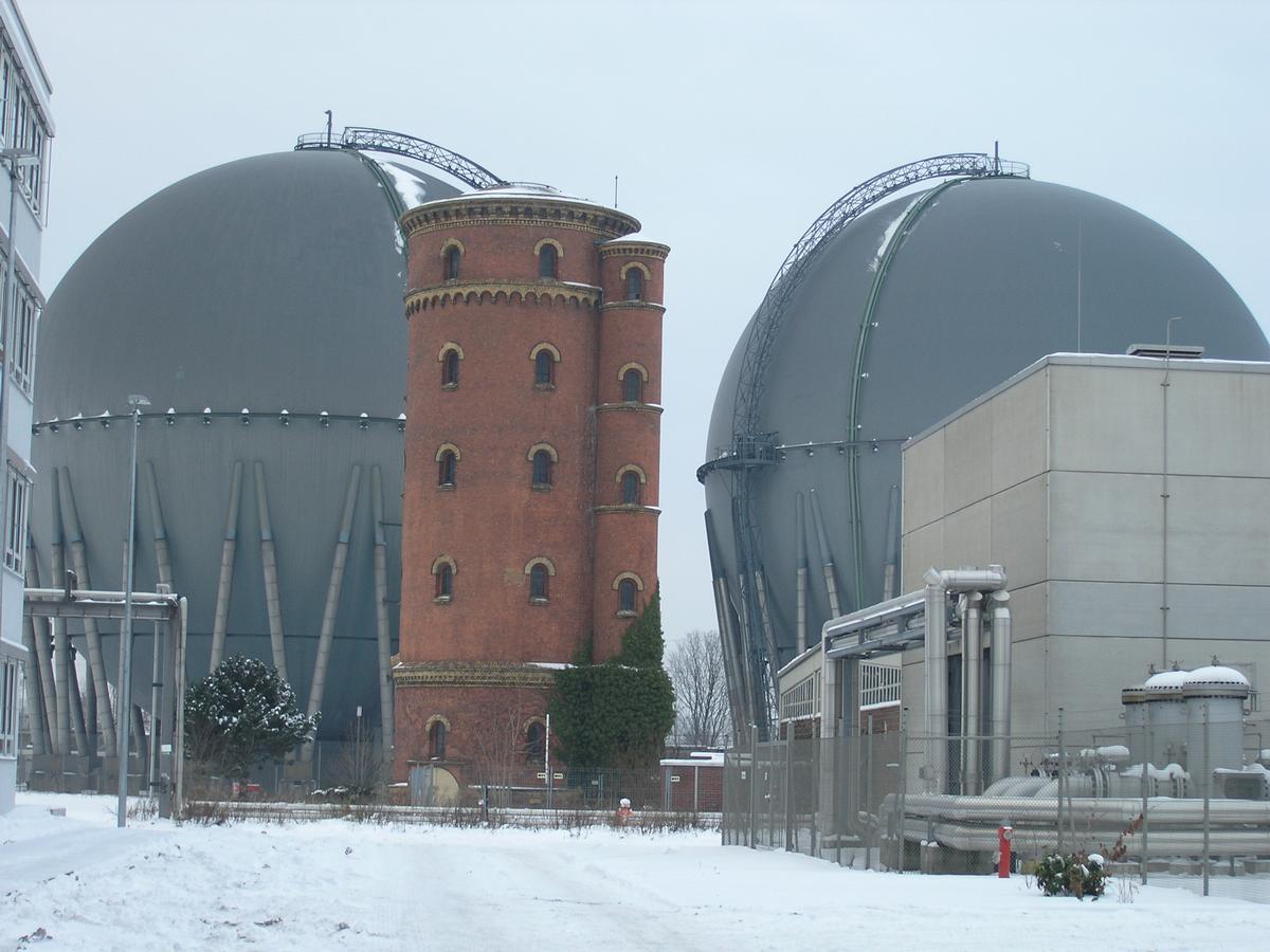 Vieille tour de réservoir et deux nouveaux gasomètres à la centrale à gaz de Charlottenburg de Berlin 