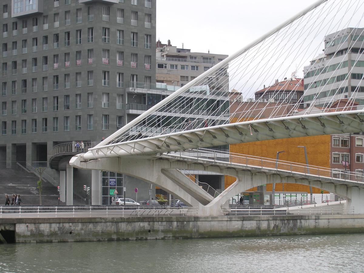 Zubi Zuri Brücke, Bilbao, Spanien 