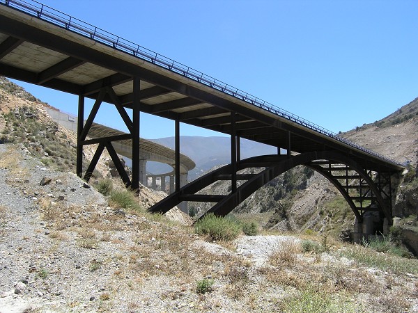 Brücke über den Rio Izbor (im Hintergrund Autobahnviadukt Granada-Motril im Bau) 