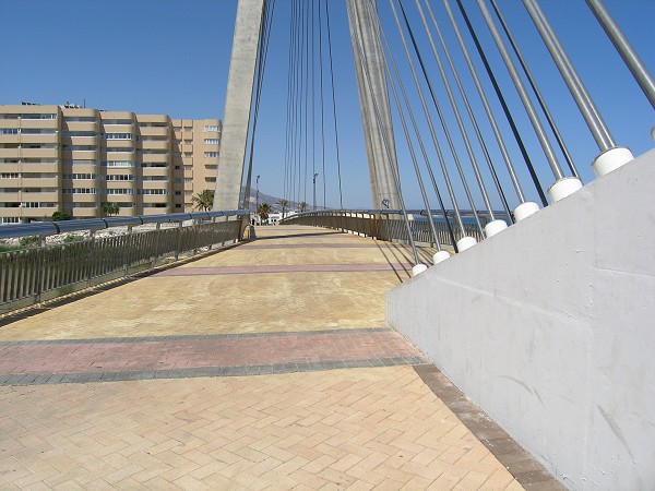 Fußgängerbrücke über den Rio Fuengirola, Spanien 