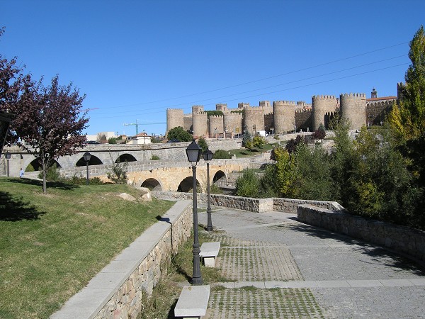 Puente Adaja und Puente Viejo vor den Stadtmauern von Avila 