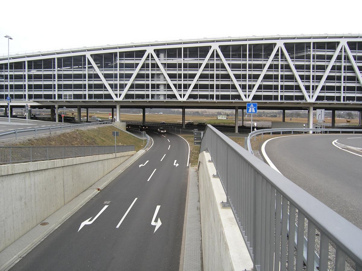 Nouveau pont-parking du centre des expositions de Stuttgart 