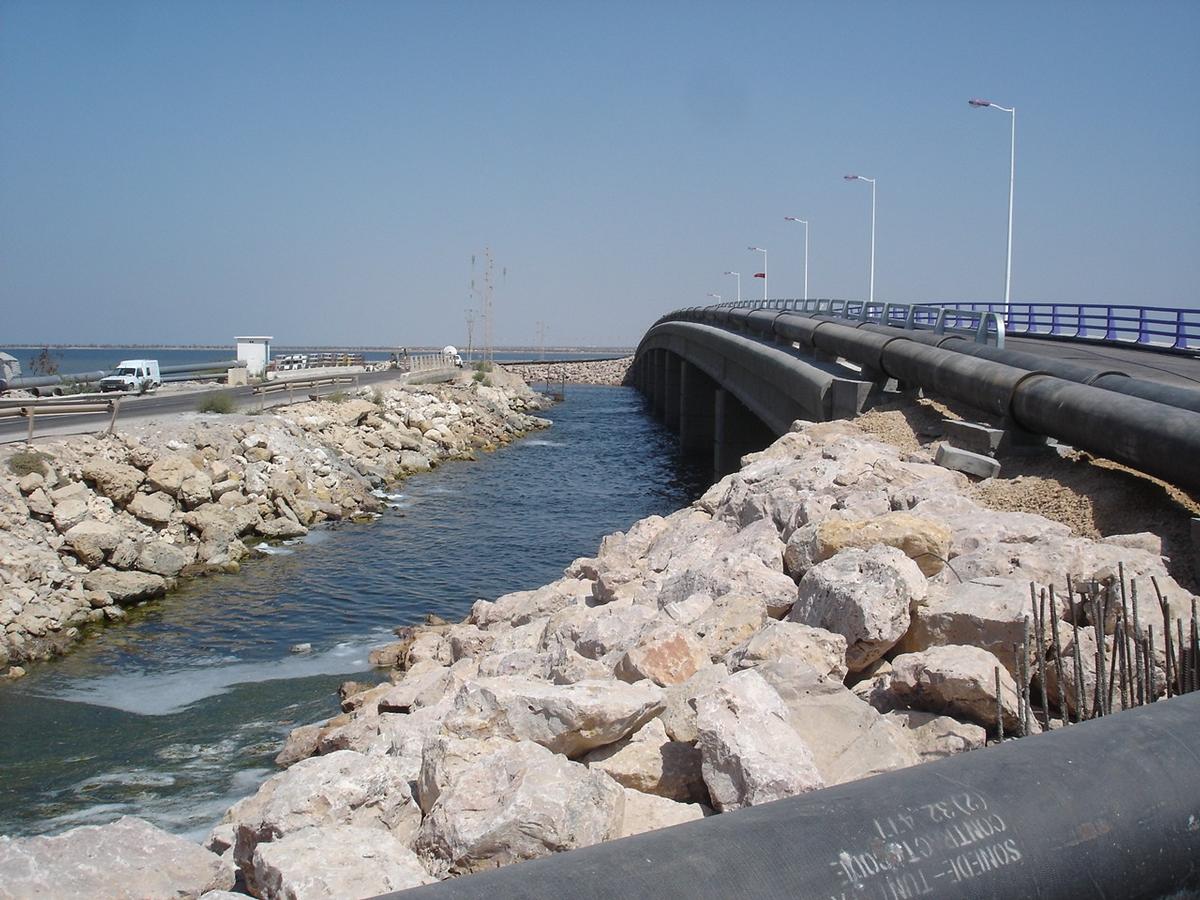 Pont de Djerba, TunisieNouveau pont en parallèle (à droite) de l'ancien pont Pont de Djerba, Tunisie Nouveau pont en parallèle (à droite) de l'ancien pont