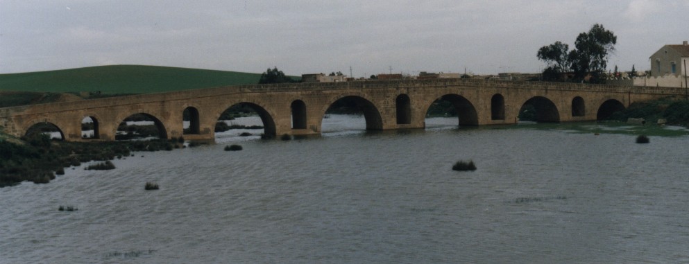Mauerwerksbogenbrücke in Kantarat Binzart, Tunesien 
