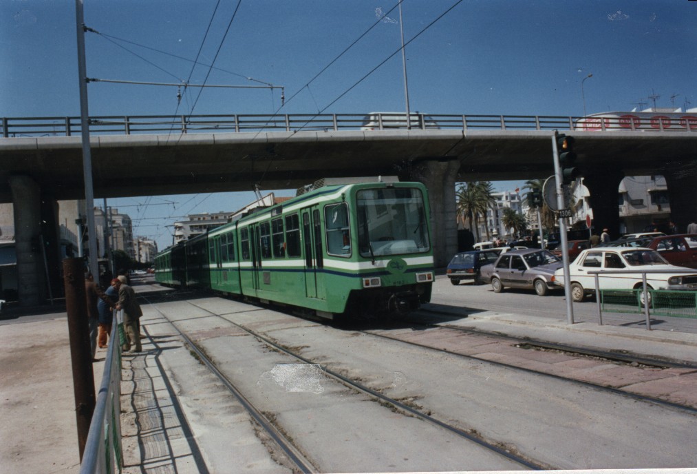 Viaduc de l'Avenue de la République à Tunis. Passage sur la ligne du métro 