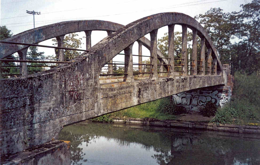 Garonne Lateral Canal - typical bridge 