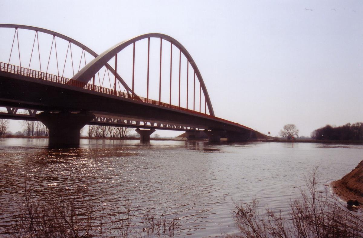 Pont-route sur l'Elbe à Wittenberg 