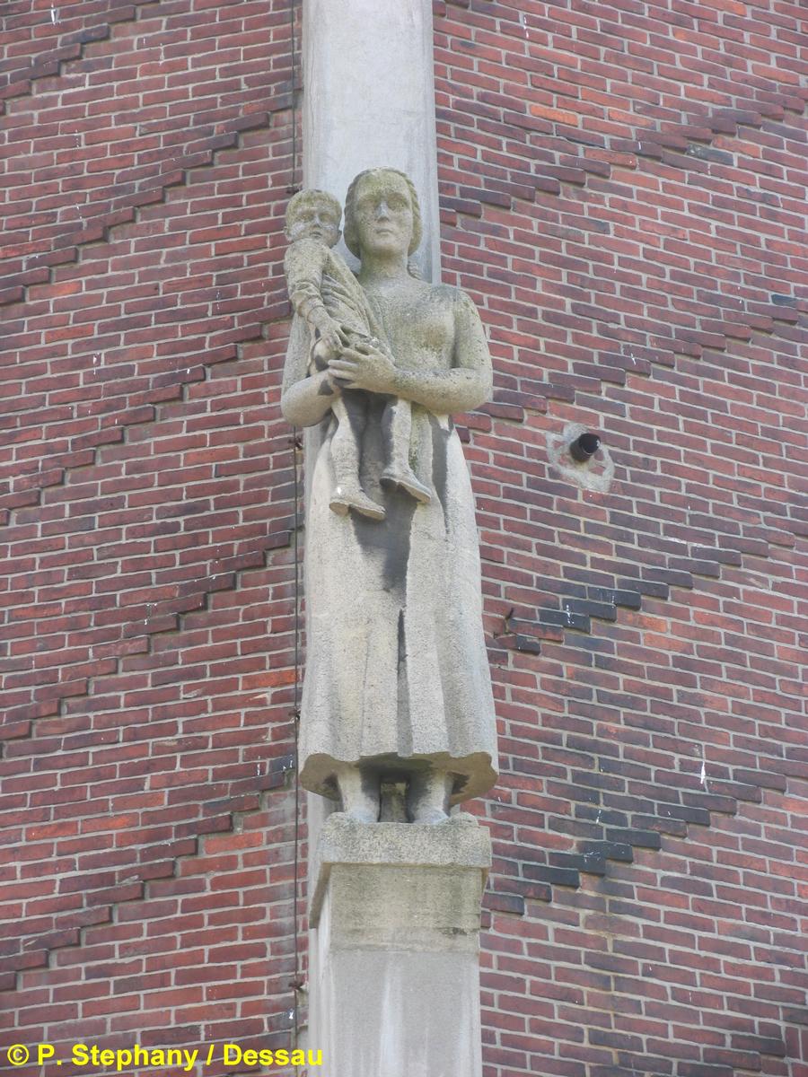 Wasserturm Genthin; Sachsen-Anhalt Statue des Bildhauers Bernd Schmitt: die Frau Wasserturm Genthin; Sachsen-Anhalt Statue des Bildhauers Bernd Schmitt: die Frau
