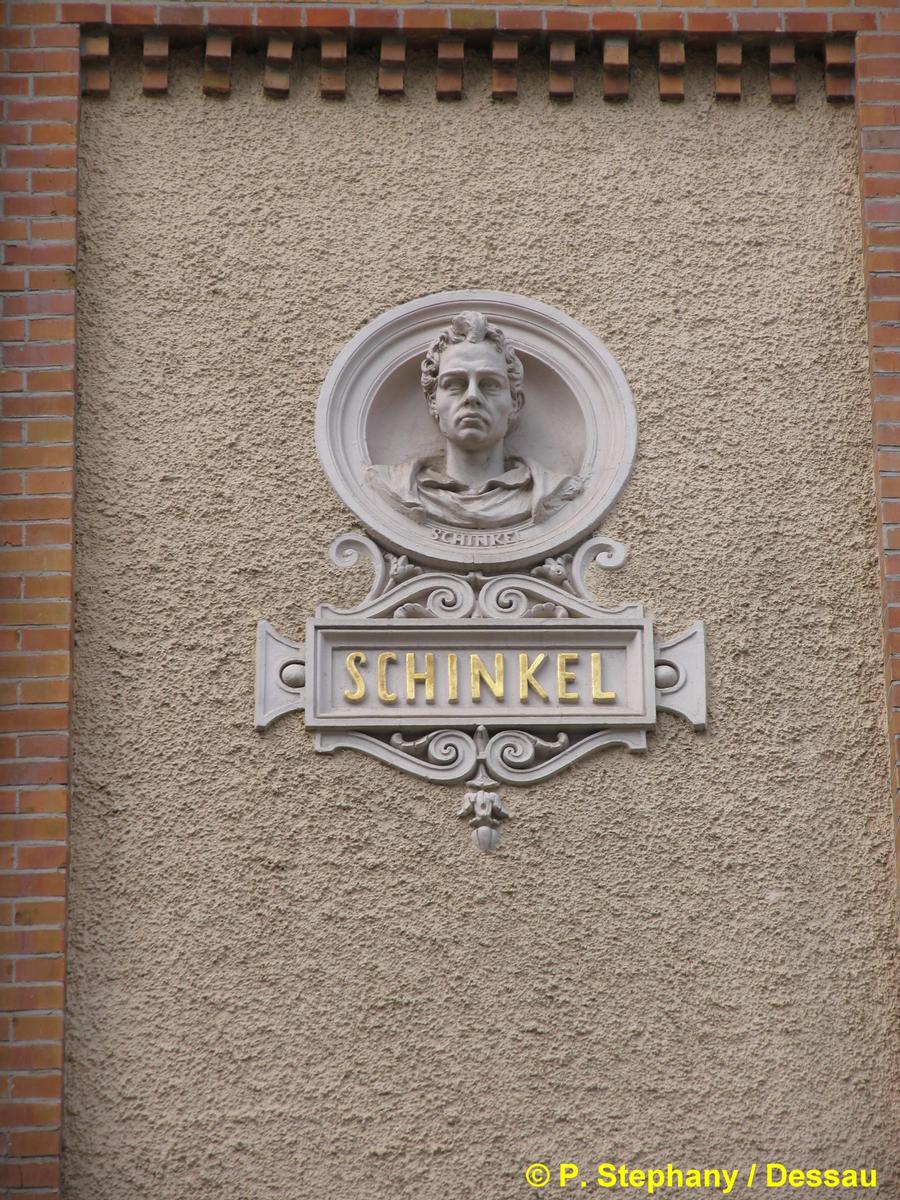Medaillon Karl Friedrich Schinkels, angebracht an der ehemaligen Gewerbeschule in Magdeburg 
