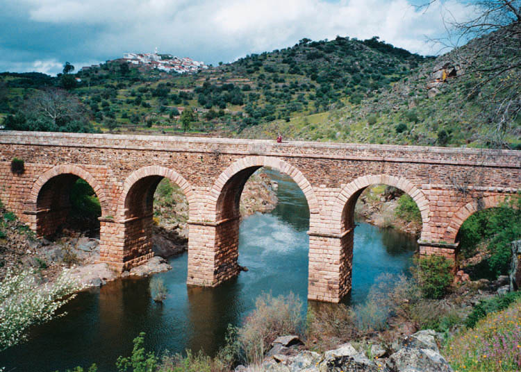 Internationale Brücke in Segura 