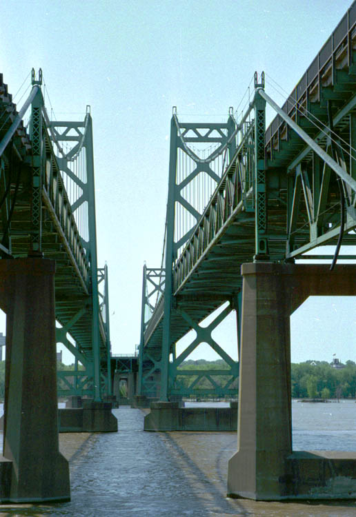 Iowa-Illinois Memorial Bridge 