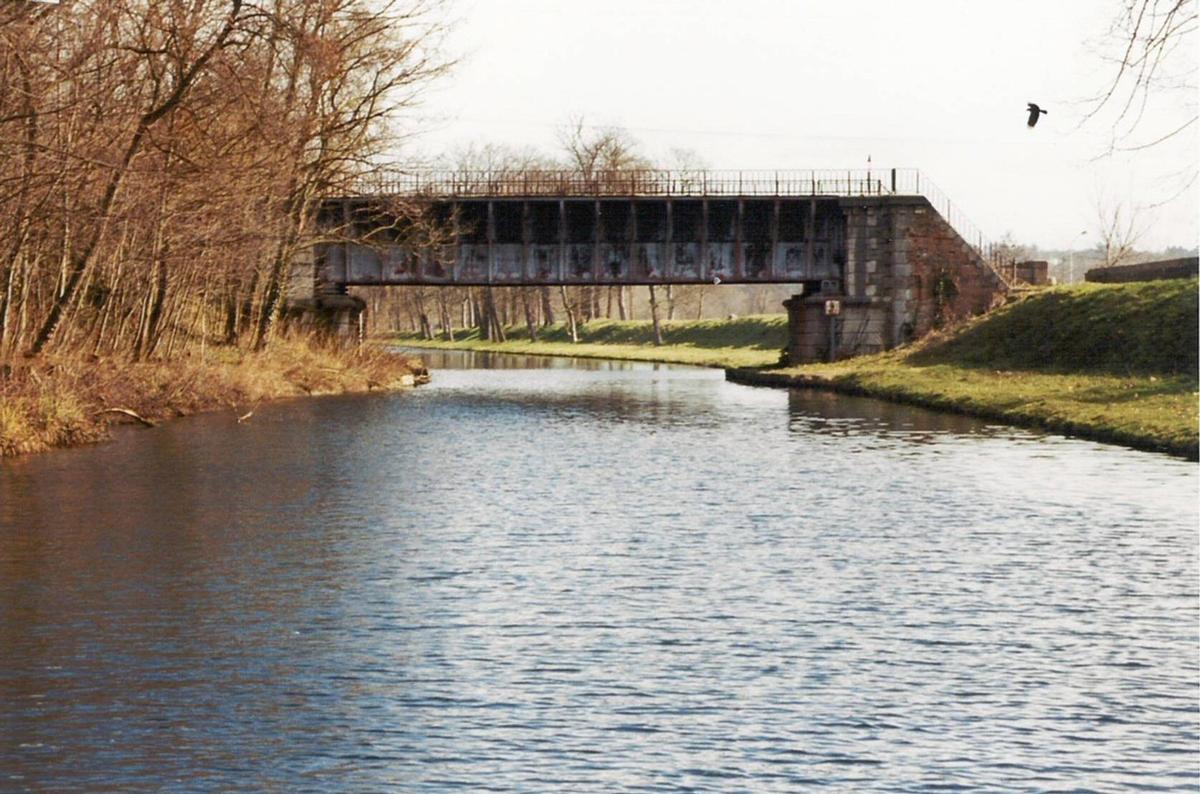 Brücke bei Roanne, die den Fluß Oudan über den Kanal von Roanne nach Digoint rägt 