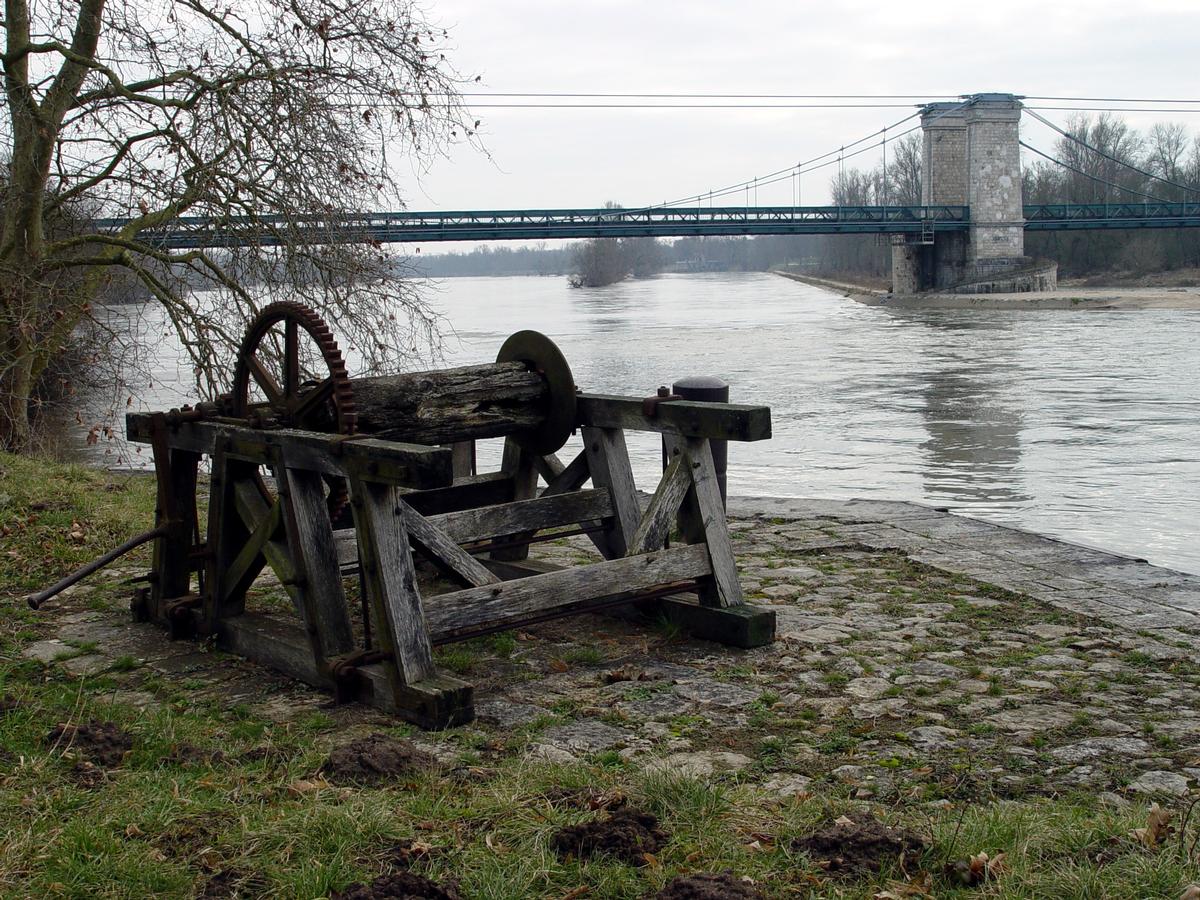 Fiche média no. 37508 vue de l'ensemble du chenal en Loire depuis l'écluse des Combles. Au premier plan, un treuil reconstitué, qui aidait les bateaux à manoeuvrer. Autour de la pile du pont, on remarque la rampe en colimaçon, «l'Escargot», qui permettait aux haleurs de rejoindre la rive depuis la digue par le pont