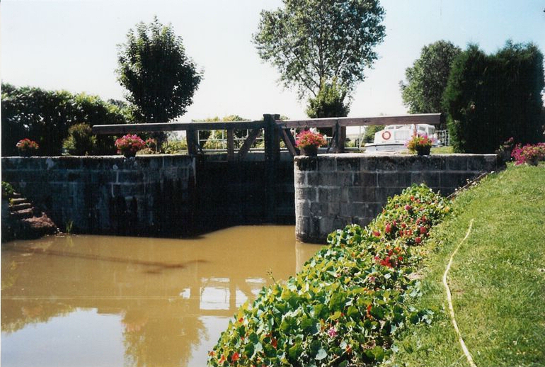 L'écluse de Bazolles, n°2 du versant Loire du canal du Nivernais 
